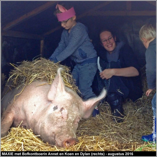 MAXIE met Bofkontboerin Annet en Koen en Dylan (rechts) - augustus 2016